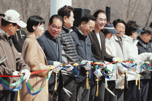 ▲‘2026 강남둘레길 걷기 축제’ 개막식에서 조성명 강남구청장 등 참석 내빈들이 강남둘레길 정비 완료를 기념하는 테이프 커팅을 하고 있다.(이준호 기자)