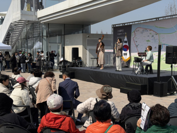 ▲21일 서울 강남구 양재천 수변문화쉼터에서 열린 ‘2026 강남둘레길 걷기 축제’ 개막식에서 축하공연이 진행되고 있다.(이준호 기자)