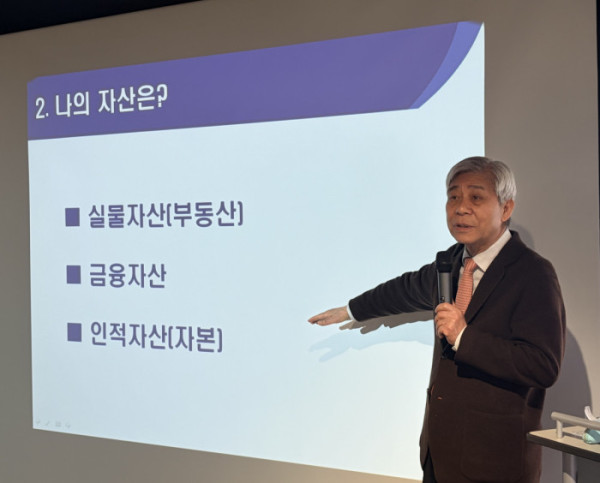 ▲26일 이투데이 빌딩 19층 라운지에서 강창희 대표가 '비바 브라보 클럽' 1회차 강연을 진행하고 있다. (박지수 기자 jsp@)