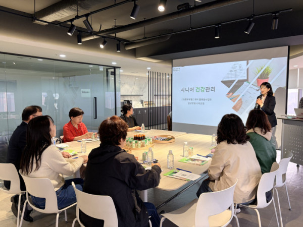 ▲26일 '비바 브라보 클럽' 1회차에서 이은영 풀무원헬스케어 플랫폼사업부 임상영양사가 제품 설명을 하고 있다. (박지수 기자 jsp@)
