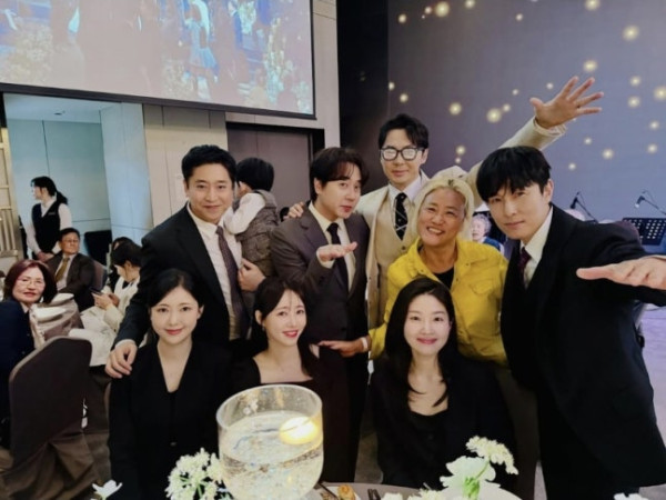 ▲신화 멤버 이민우 결혼을 축하하러 온 신화 멤버들(사진=조선희 SNS)
