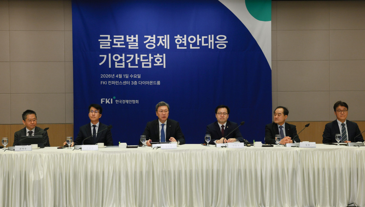 ▲김창범 한경협 부회장이 1일 FKI타워에서 열린 '글로벌 경제 현안대응 기업간담회'에 참석해 인사말을 하고 있다. 이번 회의는 최근 중동 지정학 리스크와 美관세 이슈 등 글로벌 복합위기에 대응하기 위해 마련됐다. 사진 왼쪽부터 권혁우 삼성전자 부사장, 김동욱 현대차 부사장, 김창범 한경협 부회장, 여한구 산업통상부 통상교섭본부장, 정철 한경연 원장, 고윤주 LG글로벌전략개발원 원장 (한경협)