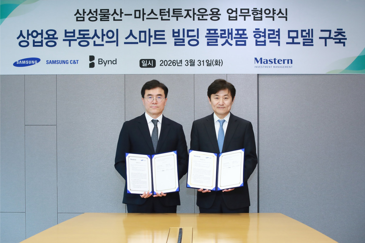 ▲이주용 삼성물산 DxP사업부장과 박형석 마스턴투자운용 대표가 지난달 31일 서울시 강동구 소재 삼성물산 본사에서 스마트빌딩 관련 양해각서(MOU)를 체결하고 사진을 찍고 있다. (마스턴자산운용)