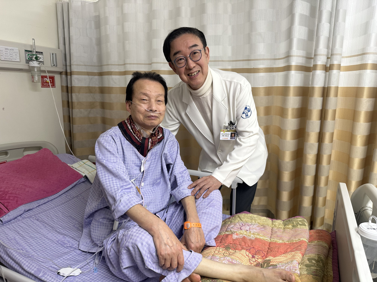 ▲부산 온병원 폐암수술센터 최필조 센터장과 환자 김모씨 (사진제공=온병원)