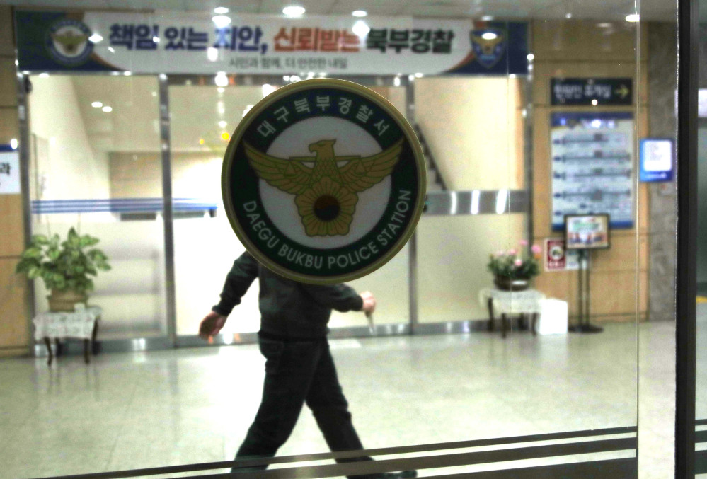 ▲31일 오후 대구 북부경찰서에서 경찰관계자가 오가고 있다. 앞서 경찰은 이날 오전 대구 북구 칠성동 잠수교 아래 신천에서 여성의 시신이 담긴 캐리어에서 발견된 50대 여성을 살해한 범인이 딸과 사위임을 확인하고 긴급체포했다. (연합뉴스)