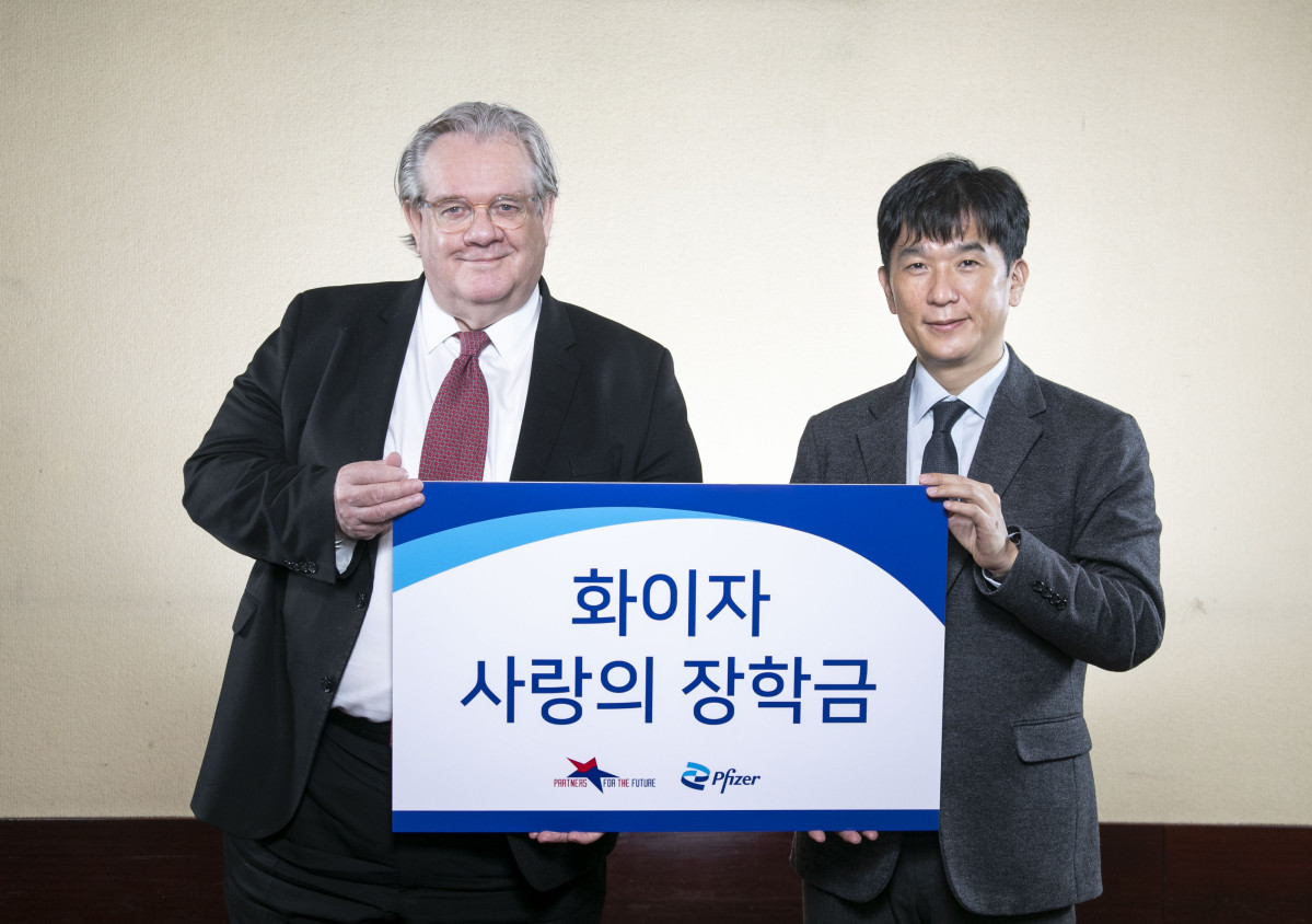 ▲한국화이자제약 오동욱 대표이사 사장(오른쪽)이 제프리 존스 미래의동반자재단 이사장에게‘화이자 사랑의 장학금’을 전달하고 있다. (사진제공=한국화이자제약)