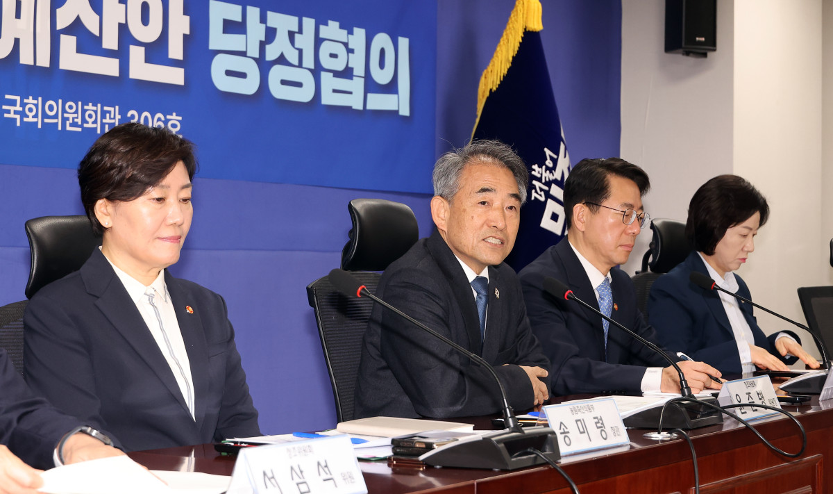 ▲국회 농해수위 소속 더불어민주당 윤준병 정조위원장(왼쪽 두 번째)이 1일 국회 의원회관에서 열린 2026 농해수 추가경정예산안 당정 협의에서 인사말을 하고 있다. 사진=연합뉴스