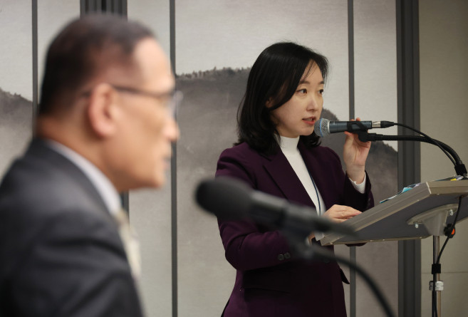 ▲전은수 부대변인이 14일 용산 대통령실 기자회견장에서 위성락 국가안보실장의 이재명 대통령 G20 순방 일정 관련 브리핑을 진행하고 있다. (연합뉴스)