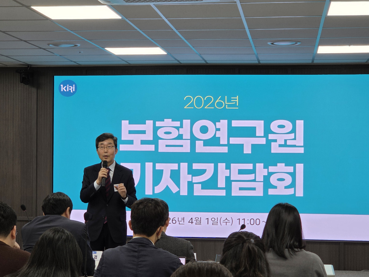 ▲김헌수 보험연구원 원장이 1일 오전 서울 여의도 보험연구원 17층 컨퍼런스룸에서 열린 기자간담회에서 질의를 받고 있다. (전아현 기자 @cahyun)