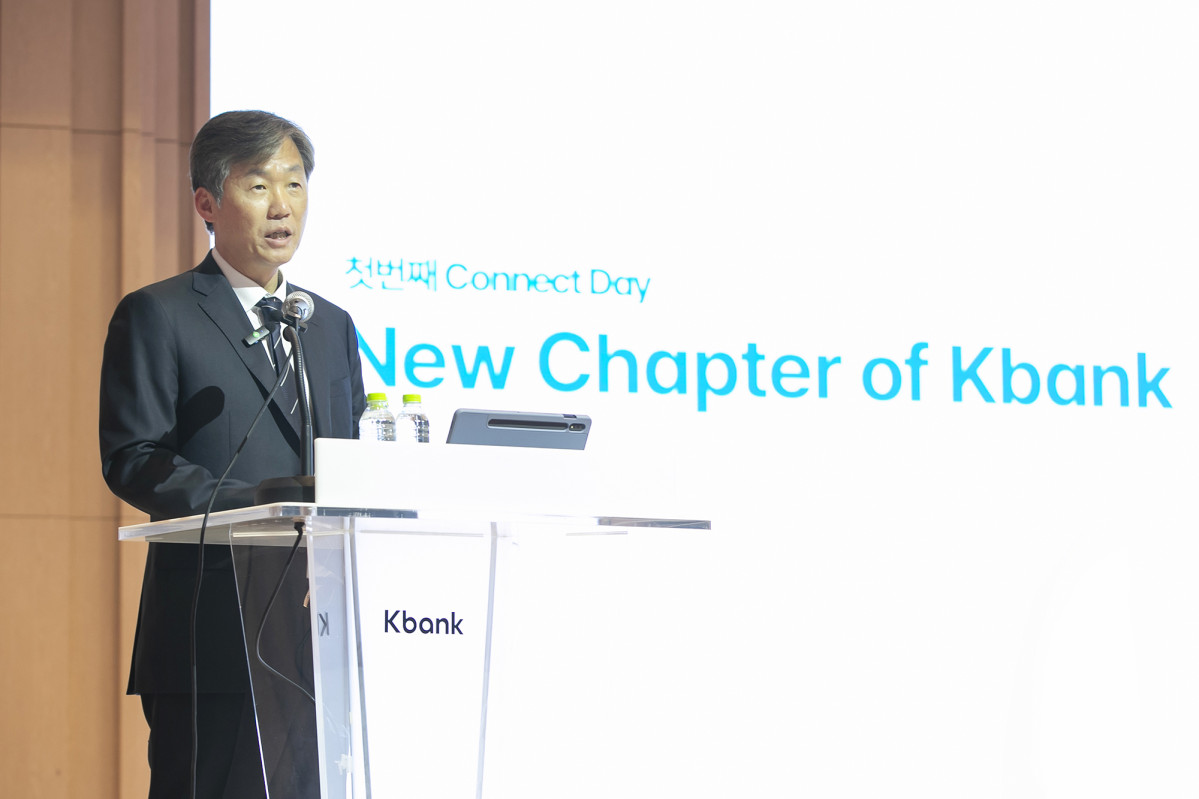 ▲최우형 케이뱅크 행장이 커넥트데이 ‘CEO 세션’에서 ‘New Chapter of Kbank’ 주제로 발표하고 있다. (케이뱅크)