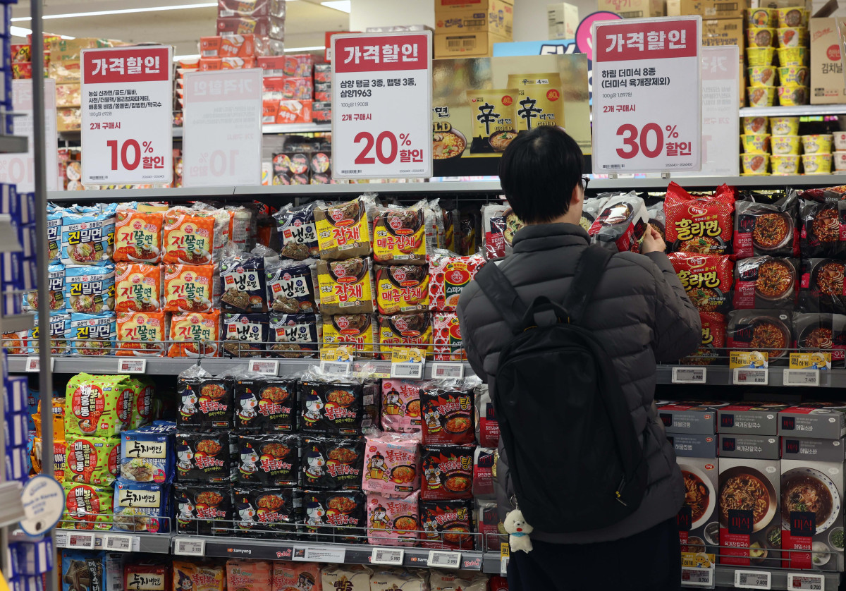 ▲농심과 오뚜기, 삼양식품 등 라면 업체들이 2년 9개월 만에 일부 제품 출고가를 10원에서 100원가량 내리고 CJ제일제당과 사조대림 등 식용유 업체 6곳도 가격을 평균 3%에서 6% 인하한 1일 서울의 한 대형마트에서 시민들이 장을 보고 있다. 신태현 기자 holjjak@