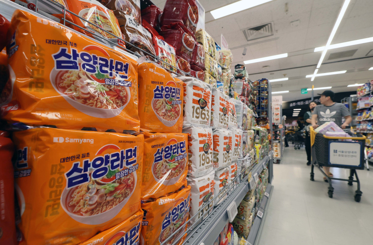 ▲농심과 오뚜기, 삼양식품 등 라면 업체들이 2년 9개월 만에 일부 제품 출고가를 10원에서 100원가량 내리고 CJ제일제당과 사조대림 등 식용유 업체 6곳도 가격을 평균 3%에서 6% 인하한 1일 서울의 한 대형마트에서 시민들이 장을 보고 있다. 신태현 기자 holjjak@