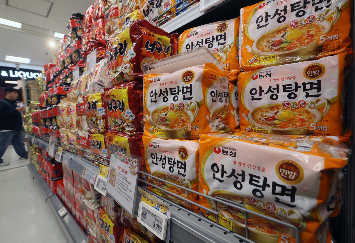 ▲농심과 오뚜기, 삼양식품 등 라면 업체들이 2년 9개월 만에 일부 제품 출고가를 10원에서 100원가량 내리고 CJ제일제당과 사조대림 등 식용유 업체 6곳도 가격을 평균 3%에서 6% 인하한 1일 서울의 한 대형마트에서 시민들이 장을 보고 있다. 신태현 기자 holjjak@