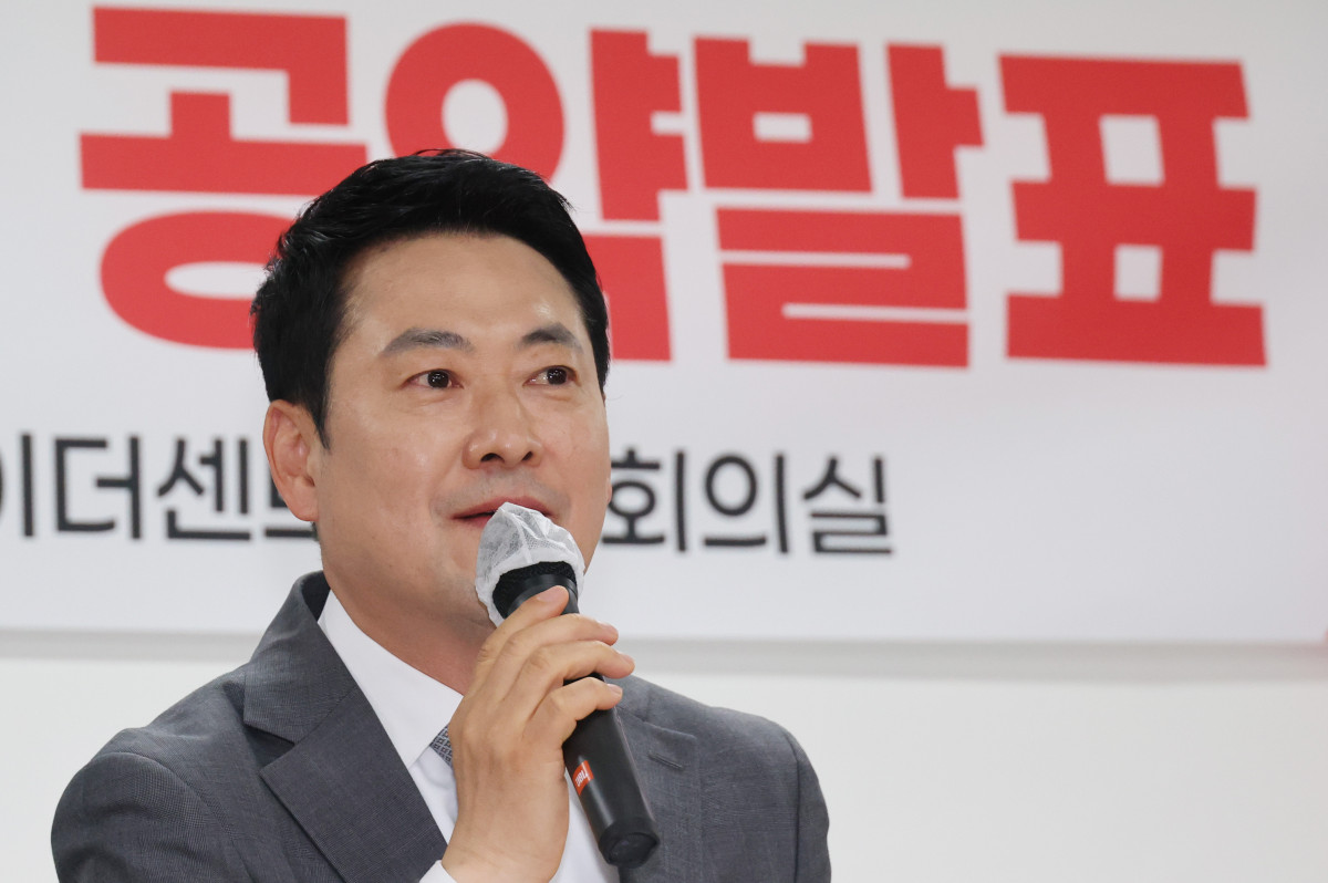 ▲국민의힘 장동혁 대표가 1일 서울 마포구의 한 아파트 단지에서 주민들과 간담회를 갖고 부동산 정책을 논의하고 있다. (연합뉴스)