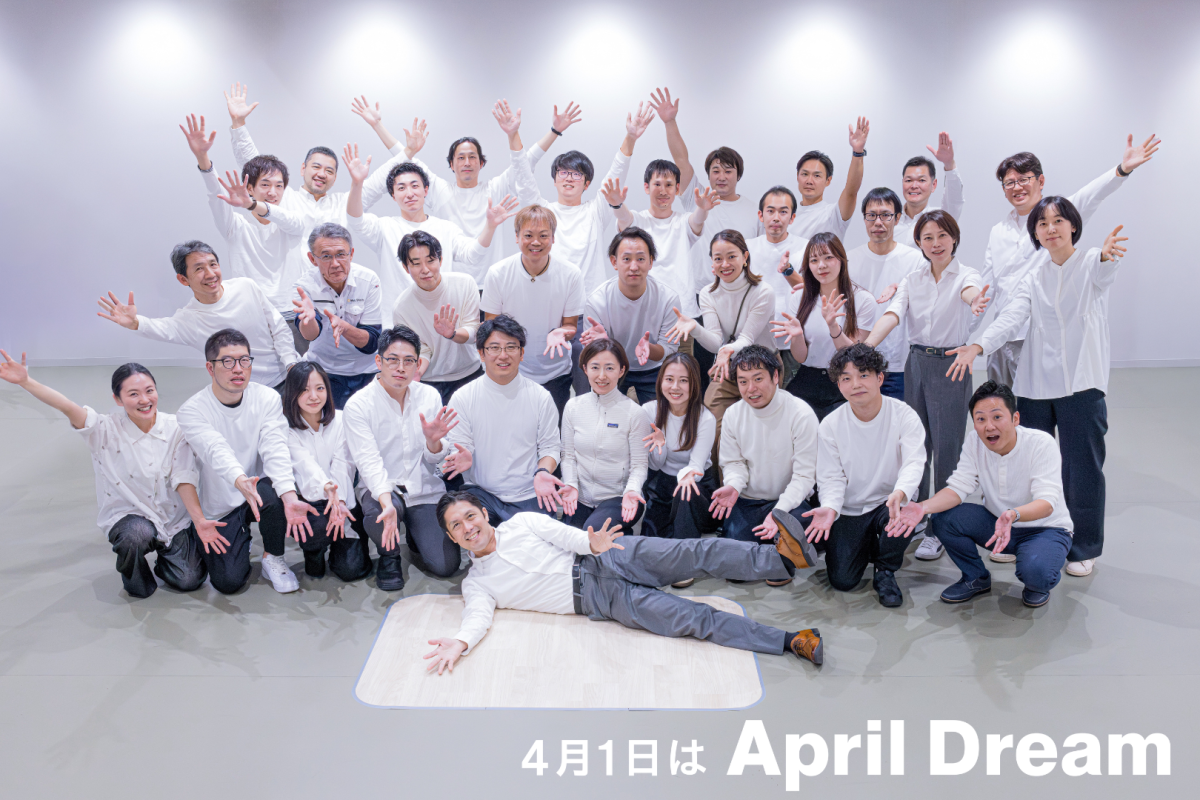 ▲매직실즈 직원들이 4월 1일 ‘April Dream’ 캠페인에 맞춰 단체 기념촬영을 하고 있다. 매직실즈는 고령자가 넘어져도 큰 부상 없이 다시 일어설 수 있는 환경을 만드는 것을 목표로 내세웠다.(매직실즈 제공)