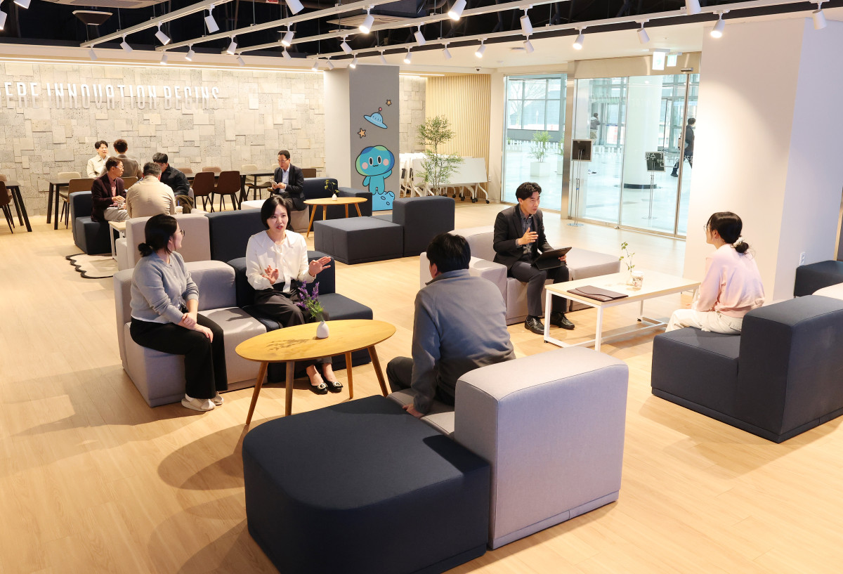 ▲경기창업혁신공간에서 입주기업 관계자들이 협업 공간에 모여 사업 전략을 논의하고 있다. 투자 혹한기 속에서도 502개 입주기업이 매출 144% 급증이라는 성과를 거두며 공공 창업 인프라의 저력을 입증했다. (경기도경제과학진흥원)