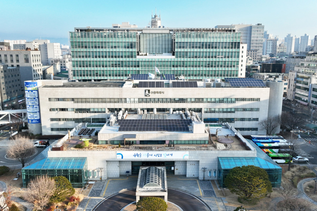 ▲수원특례시청사 전경. 수원시는 올해 지역일자리 3만6000개 창출과 고용률 69.5% 달성을 목표로 4대 전략·328개 사업을 본격 가동한다. (수원특례시청사)