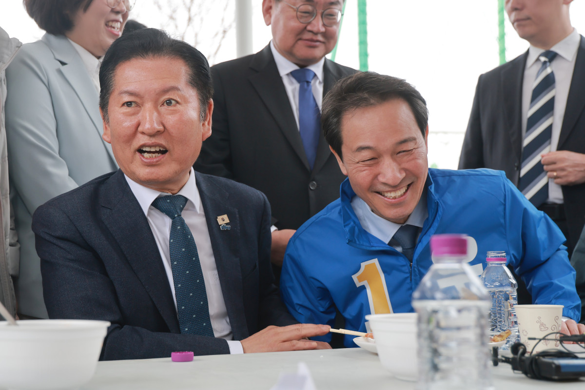 ▲더불어민주당 정청래 대표와 우상호 강원지사 후보가 1일 강원 철원종합문화복지센터 다목적구장에서 열린 철원읍민 화합대축전에 방문해 읍민을 만나고 있다. (사진=연합뉴스)