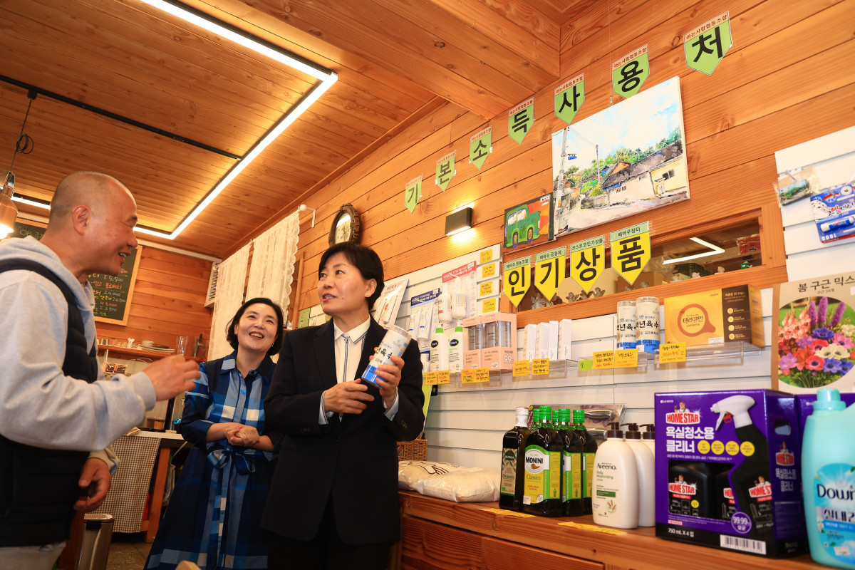 ▲송미령 농림축산식품부 장관이 농어촌 기본소득 사용 현황과 최근 지역상권 변화 사례를 점검하기 위해 1일 충북 옥천군 안남면의 협동조합 운영 판매장을 찾아 주민과 대화를 나누고 있다. (사진제공=농림축산식품부)