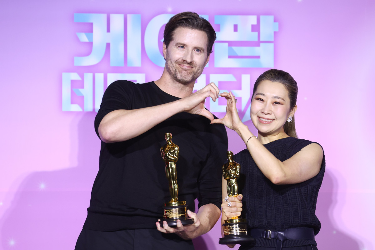 ▲매기 강(오른쪽)과 크리스 애플한스 감독이 1일 오후 서울 용산구 CGV용산아이파크몰에서 열린 넷플릭스 영화 '케이팝 데몬 헌터스' 아카데미 수상 기념 기자간담회에서 포즈를 취하고 있다. (연합뉴스)