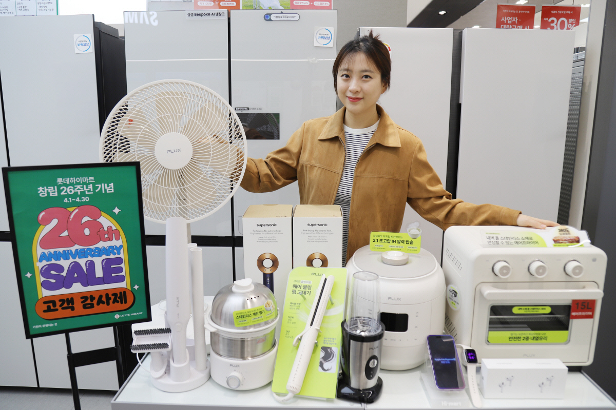▲롯데하이마트가 창립 26주년을 맞아 전국 300여개 매장에서 ‘슈퍼 히어로’ 상품을 포함해 다양한 인기 행사상품들을 최대 35% 할인가에 선보인다. 사진 롯데하이마트