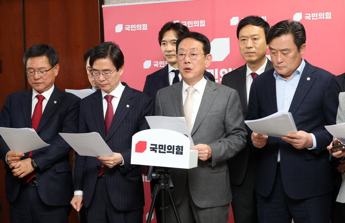 ▲국민의힘 김도읍 의원을 비롯한 부산 지역 의원들이 1일 국회 원내대표실에서 '부산 글로벌허브 도시 조성에 관한 특별법' 대책 회의를 마친 뒤 나와 "이재명 대통령의 의회 경시 발언 사과"와 "법안의 신속한 처리" 등을 요구하고 있다. (연합뉴스)