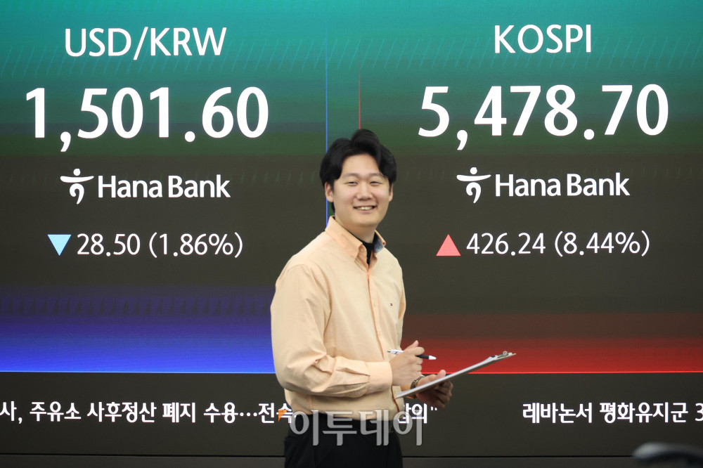 ▲1일 서울 중구 하나은행 딜링룸 전광판에 코스피 지수가 전 거래일보다 426.24포인트(8.44%) 오른 5478.70을 나타내고 있다. 코스닥 지수는 전 거래일보다 63.79포인트(6.06%) 상승한 1116.18에 거래를 마감했다. 원·달러 환율은 주간 거래 종가(15시30분) 기준 전일 대비 28.8원 내린 1501.3원을 기록했다. 고이란 기자 photoeran@