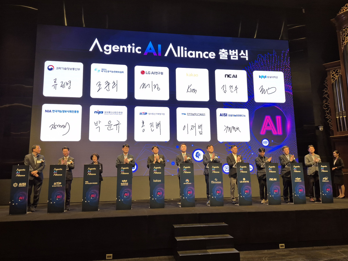 ▲1일 서울 엘타워에서 열린 '에이전틱 AI 얼라이언스' 출범식에서 관계자들이 서명식을 진행하고 있다. 김연진 기자 yeonjin@