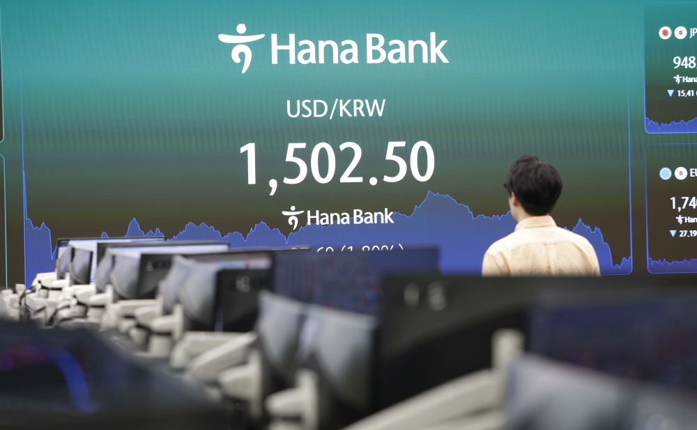 ▲1일 서울 중구 하나은행 딜링룸 전광판에 원·달러 환율은 오후 3시30분 기준 전 거래일보다 28.8원 내린 1501.3원이 나타나고 있다. 코스피 지수는 전 거래일보다 426.24포인트(8.44%) 오른 5478.7을 기록했다. 코스닥 지수는 전 거래일보다 63.79포인트(6.06%) 상승한 1116.18에 거래를 마감했다. 김예연 인턴기자 kimye@
