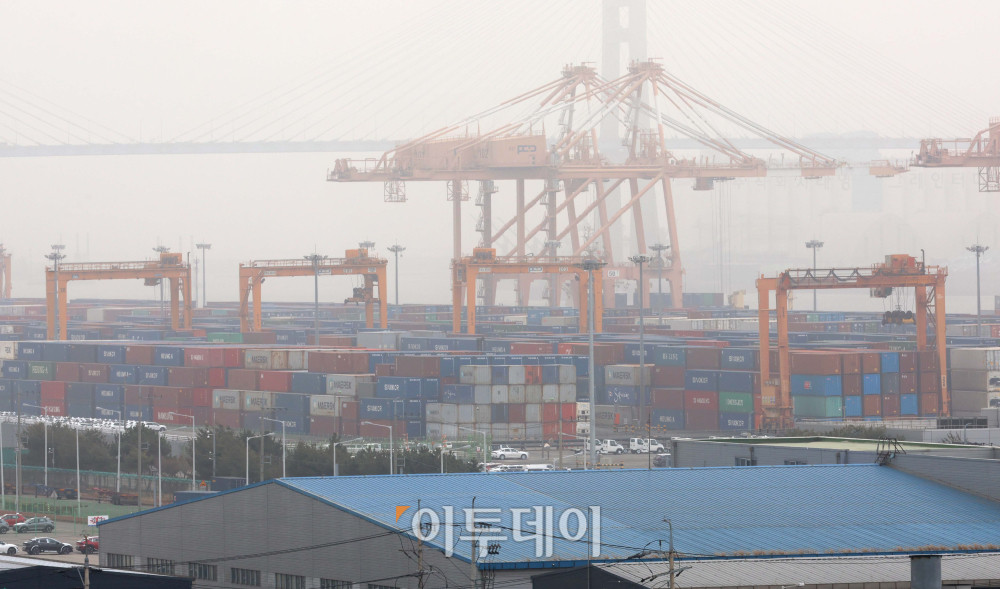 ▲미세먼지로 뿌연 경기 평택항 (이투데이DB)