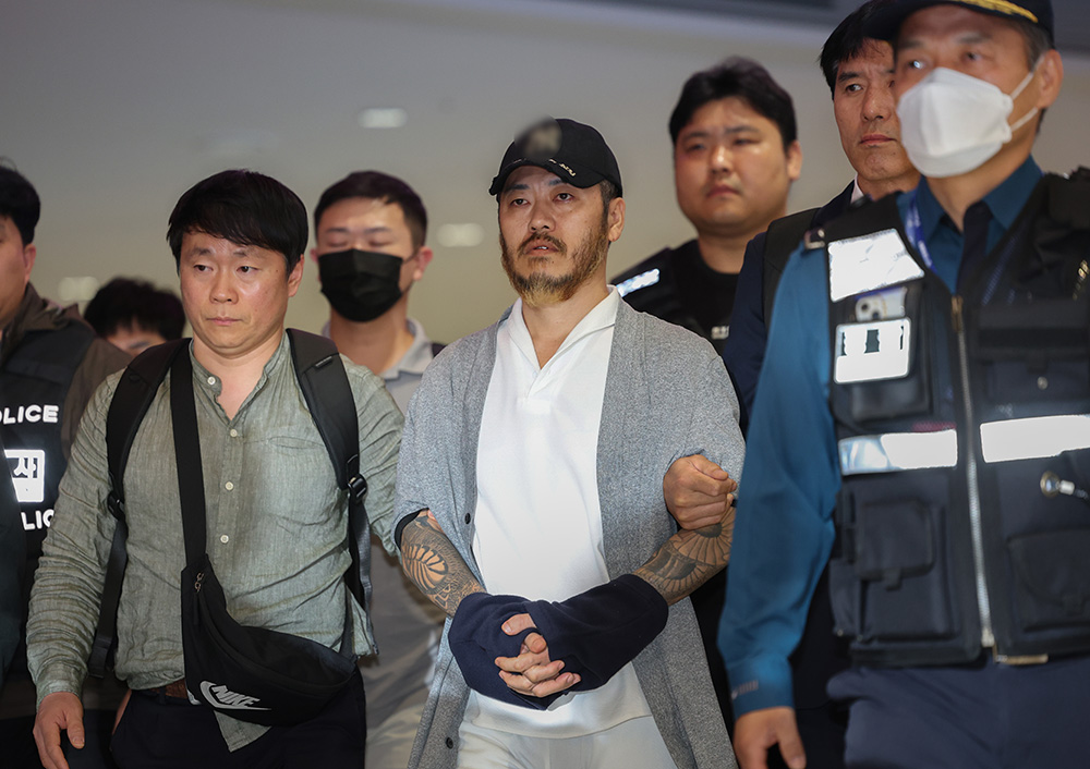 ▲필리핀에서 교민 3명 살해, 탈옥, 국내 마약 유통 등을 일삼으며 '마약왕'으로 불리던 박왕열씨가 25일 인천국제공항을 통해 국내로 송환되고 있다. (연합뉴스)