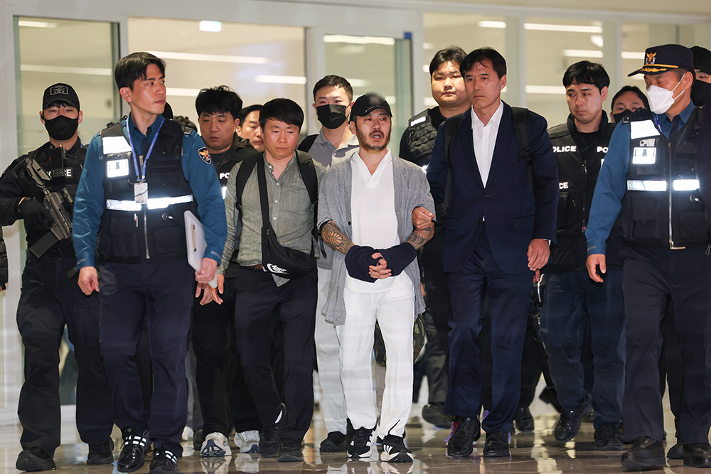 ▲필리핀에서 교민 3명 살해, 탈옥, 국내 마약 유통 등을 일삼으며 '마약왕'으로 불리던 박왕열씨가 25일 인천국제공항을 통해 국내로 송환되고 있다. (연합뉴스)