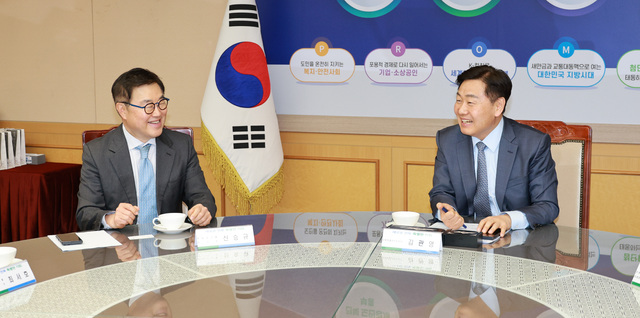 ▲전북도청 4층 회의실에서 김관영 지사가 신승규 현대자동차그룹 부사장과 만나 새만금 투자협약 이행 현황을 점검하고 지원 방안을 논의하는 간담회를 갖고 있다. (사진제공=전북도)