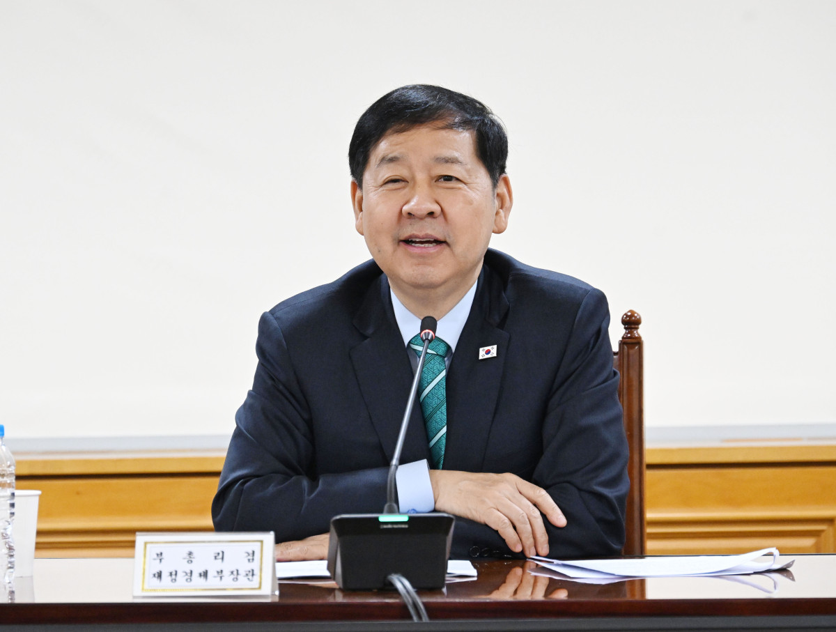 ▲구윤철 부총리 겸 재정경제부 장관이 4월 2일 서울 중구 은행연합회에서 열린 시장상황점검회의를 주재하고 있다. (재정경제부)