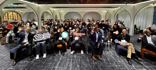 ▲1일 서울 강남구 드림플러스에서 열린 ‘스타트업 레벨업 세미나: 사이드 프로젝트, 비즈니스가 되다’에서 참석자들이 기념사진을 촬영하고 있다. (사진제공=코리아스타트업포럼)