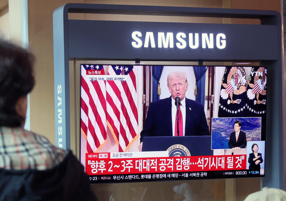 ▲도널드 트럼프 미국 대통령이 이란 전쟁 관련 대국민 연설을 하는 모습이 2일 서울역 대합실에서 텔레비전을 통해 생중계되고 있다. 신태현 기자 holjjak@