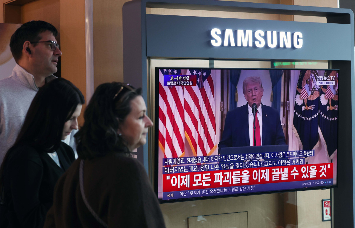 ▲도널드 트럼프 미국 대통령이 이란 전쟁 관련 대국민 연설을 하는 모습이 2일 서울역 대합실에서 텔레비전을 통해 생중계되고 있다. 신태현 기자 holjjak@