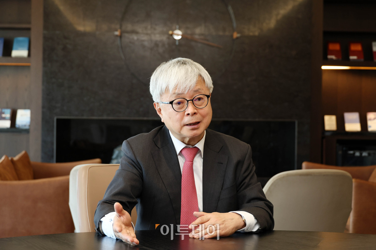 ▲강석훈 ‘법무법인(유한) 율촌’ 총괄 대표 변호사가 2일 서울 강남구 테헤란로 파르나스 타워에서 이투데이와 인터뷰를 진행하고 있다. (고이란 기자 photoeran@)