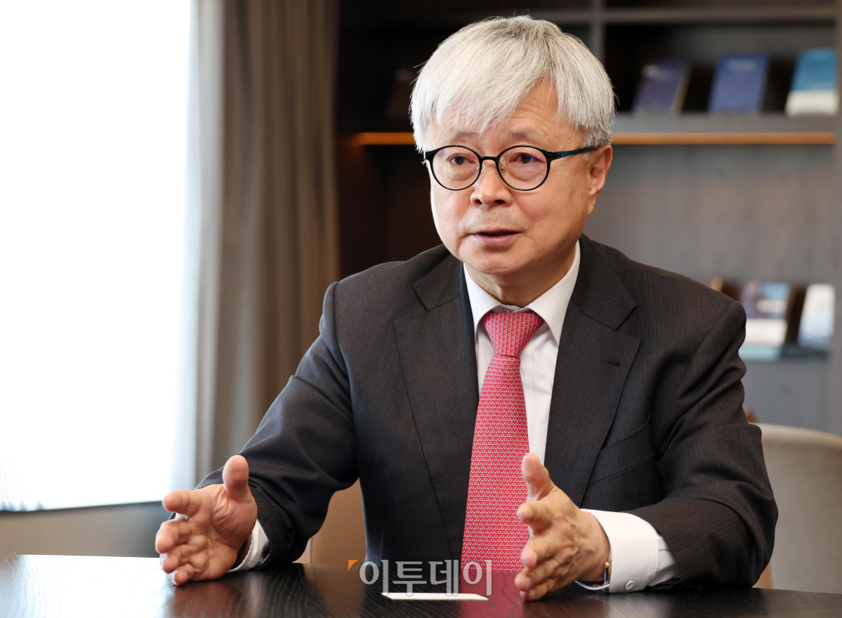 ▲강석훈 ‘법무법인(유한) 율촌’ 총괄 대표 변호사가 2일 서울 강남구 테헤란로 파르나스 타워에서 본지와 인터뷰를 갖고 있다. (고이란 기자 photoeran@)