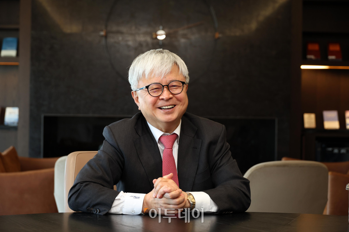 ▲강석훈 ‘법무법인(유한) 율촌’ 총괄 대표 변호사가 2일 서울 강남구 테헤란로 파르나스 타워에서 본지와 인터뷰를 진행하고 있다. (고이란 기자 photoeran@)