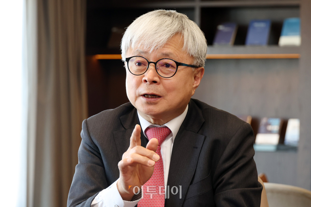 ▲강석훈 ‘법무법인(유한) 율촌’ 총괄 대표 변호사가 2일 서울 강남구 테헤란로 파르나스 타워에서 본지와 인터뷰를 하고 있다. (고이란 기자 photoeran@)