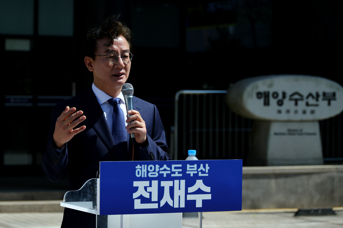 ▲더불어민주당 전재수 의원이 2일 오전 부산 동구 해양수산부 청사에서 부산시장 출마 선언을 하고 있다. (사진=연합뉴스)