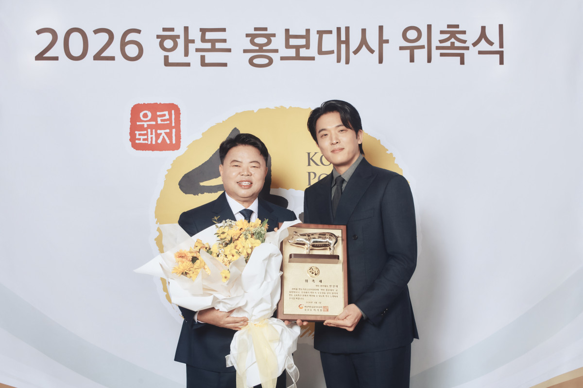 ▲이기홍 한돈자조금관리위원장(왼쪽)이 ‘2026 한돈 홍보대사’로 위촉된 안성재 셰프와 기념 촬영을 하고 있다. (사진제공=한돈자조금관리위원회)