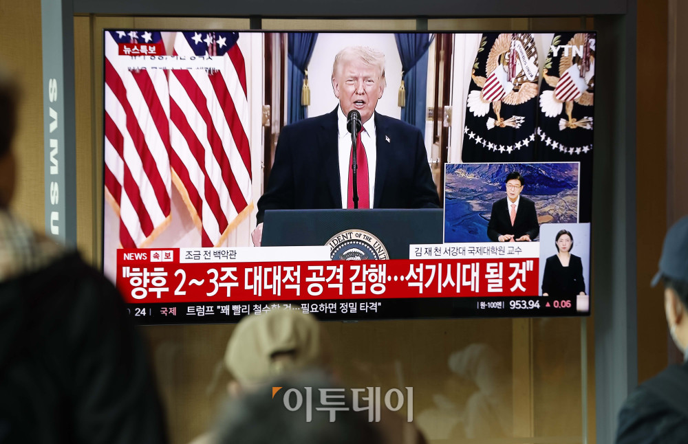 ▲2일 오전 도널드 트럼프 미국 대통령이 이란 관련 대국민 연설을 하는 모습이 서울역 대합실 TV를 통해 생중계되고 있다. 김예연 인턴기자 kimye@