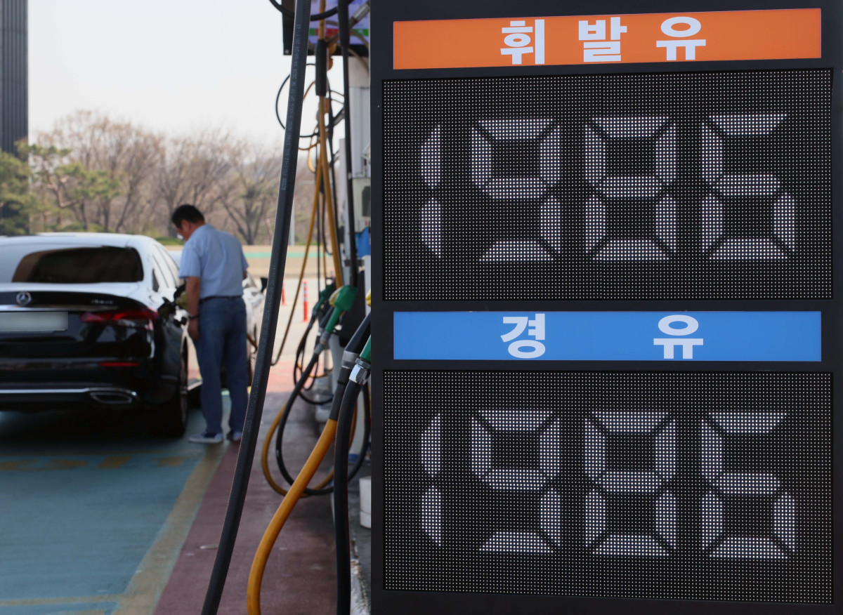 ▲중동 전쟁의 여파로 지난달 소비가 물가가 2.2% 오르며 올해 들어 가장 높은 상승폭을 나타냈다. 미국과 이란의 전쟁으로 국제유가가 급등한 데다, 고환율이 본격 반영되기 시작된 영향이다. 2일 국가데이터처의 ‘3월 소비자물가 동향’에 따르면 지난달 소비자물가지수는 118.80(2020년=100)으로 1년 전보다 2.2% 올랐다. 올해 1∼2월 소비자물가 상승률은 2.0%로 같았으나 3월 들어 0.2%포인트 상승했다. 전체 물가 상승을 주도한 건 석유류로, 1년 전보다 9.9% 상승하면서 전체 소비자물가를 0.39% 포인트 끌어올렸다. 이 상승률은 러시아-우크라이나 전쟁 충격이 이어졌던 2022년 10월 이후, 3년 5개월 만에 가장 높은 수준으로 경유가 17%, 휘발유가 8% 오르는 등 기름값 부담이 두드러졌다. 이날 서울 서초구 만남의광장 주유소에서 시민들이 주유를 하고 있다. 신태현 기자 holjjak@