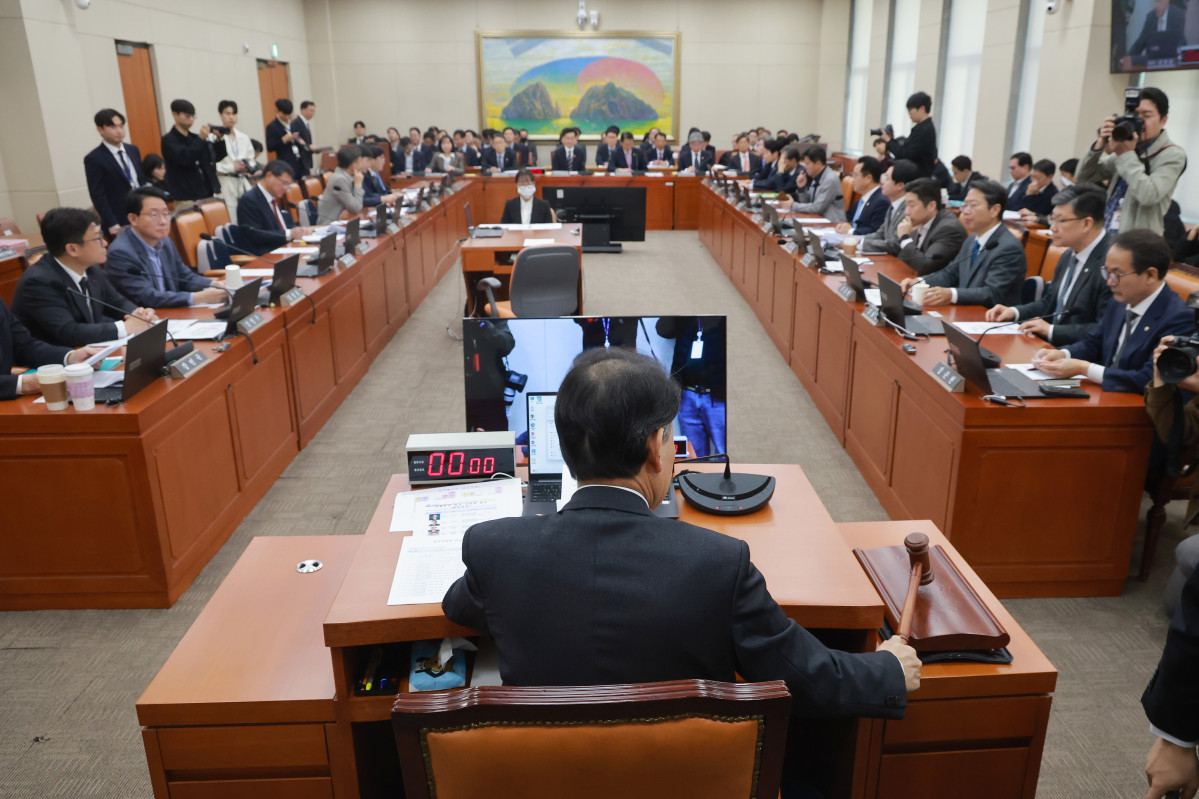 ▲31일 국회에서 열린 정무위원회 전체회의에서 위원장인 국민의힘 윤한홍 의원이 2025년도 국정감사 결과보고서 채택의 건을 의결하고 있다. (연합뉴스)