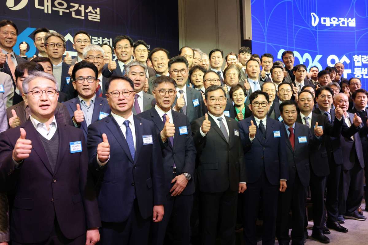 ▲김보현 대우건설 대표(앞줄 네 번째)와 관계자들이 '2026 대우건설 우수협력회사 동반성장 간담회'에서 기념 촬영을 하고 있다. (사진제공=대우건설)
