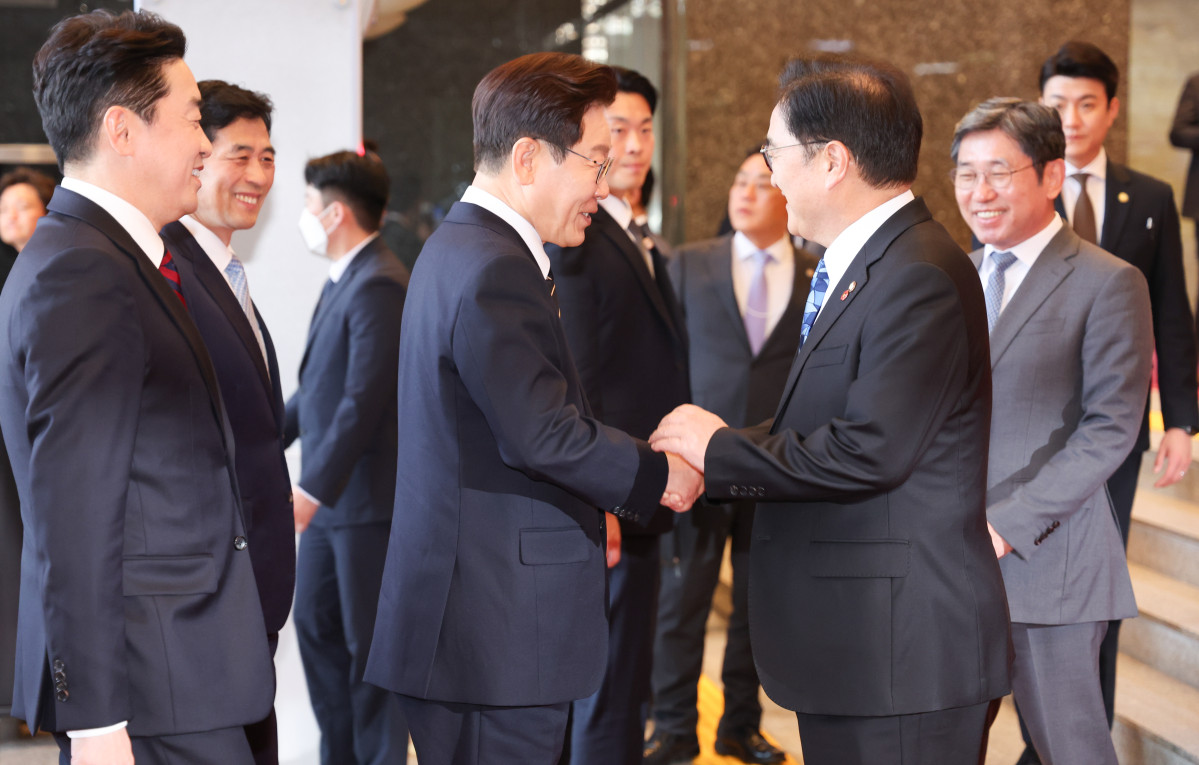 ▲이재명 대통령이 2일 추가경정예산안 시정연설을 위해 도착한 국회에서 영접 나온 우원식 의장과 인사하고 있다. (연합뉴스)