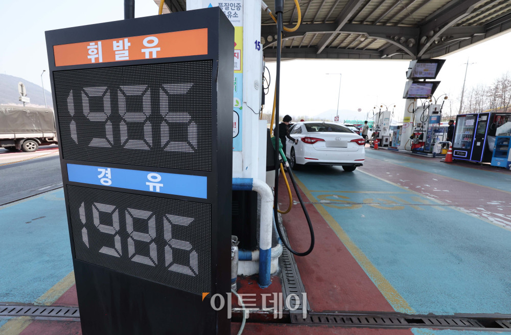 ▲중동전쟁 영향으로 3월 소비자물가가 석 달 만에 가장 큰 폭으로 올랐다. 2일 국가데이터처가 발표한 '3월 소비자물가 동향'에 따르면 지난달 소비자물가지수는 118.80(2020년=100)으로 1년전보다 2.2% 상승했다. 특히 석유류가 9.9% 뛰며 전체 물가를 0.39%포인트 끌어올렸다. 경유는 17%, 휘발유는 8% 올랐다. 이날 서울 서초구 만남의광장 주유소에서 시민들이 주유를 하고 있다. 김예연 인턴기자 kimye@