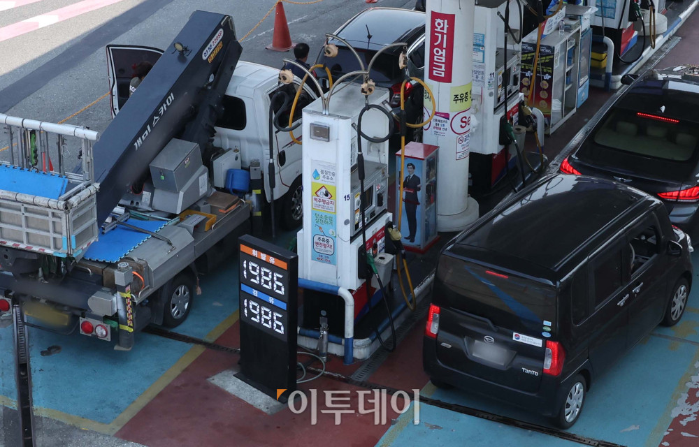 ▲중동전쟁 영향으로 3월 소비자물가가 석 달 만에 가장 큰 폭으로 올랐다. 2일 국가데이터처가 발표한 '3월 소비자물가 동향'에 따르면 지난달 소비자물가지수는 118.80(2020년=100)으로 1년전보다 2.2% 상승했다. 특히 석유류가 9.9% 뛰며 전체 물가를 0.39%포인트 끌어올렸다. 경유는 17%, 휘발유는 8% 올랐다. 이날 서울 서초구 만남의광장 주유소에서 시민들이 주유를 하고 있다. 김예연 인턴기자 kimye@